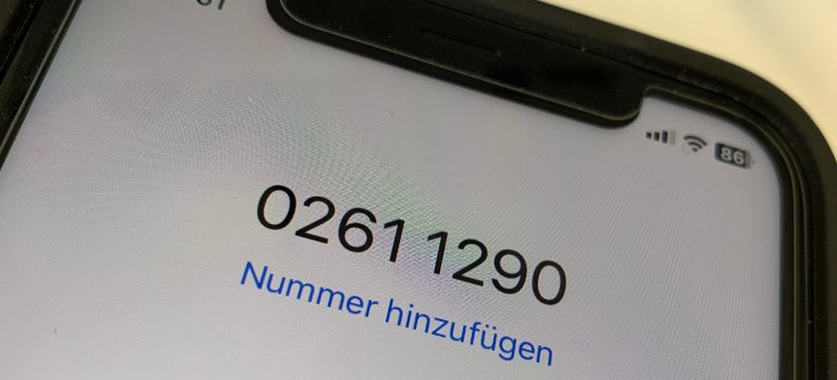 Der Telefonservice der Stadt Koblenz ist erreichbar unter der Nummer 0261 129-0.Hier auf Smartphone-Display abgebildet.