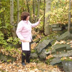 Ursula Bäumges vor Teilen des Weinbrunnens