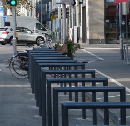 Neue Fahrradbügel in der Rizzastraße
