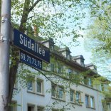 Südallee Staßenschild Südallee mit Bäumen