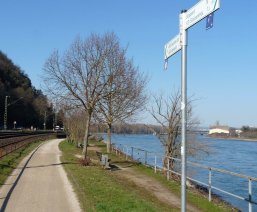 Rheinradweg zwischen Koblenz und Stolzenfels Rheinradweg zwischen Koblenz und Stolzenfels