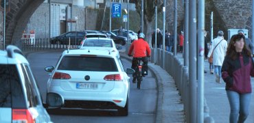 Überholvorgang Kfz - Radfahrer am Peter-Altmeier-Ufer Überholvorgang Kfz - Radfahrer am Peter-Altmeier-Ufer