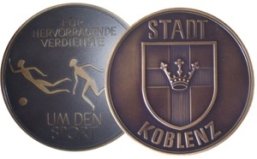 Sportplakette der Stadt Koblenz - bronzene Plakette mit Stadtwappen und Schriftzug "Stadt Koblenz" auf der einen Seite und stilisierten Sporttreibenden sowie Schriftzug "Für hervorragende Verdienste um den Sport"