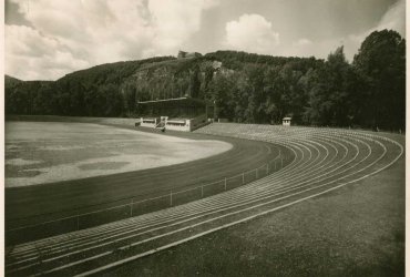Auf dem Bild sieht man eine historische Aufnahme der Hermann-Göring-Kampfbahn aus dem Jahr 1937. Das Bild ist schwarz-weiß. Zu sehen ist ein Teil der Tribüne sowie der Laufbahn.