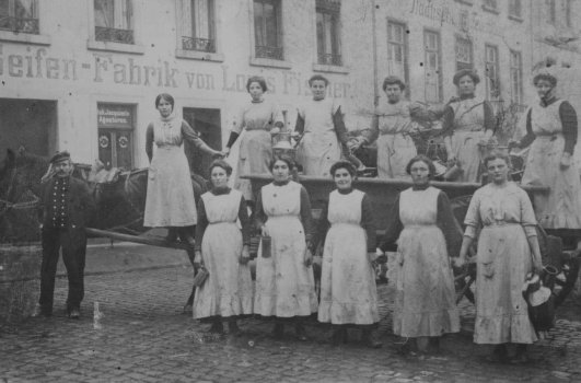 02 Bubenheimer Milchfrauen auf dem Plan, um 1900.jpg