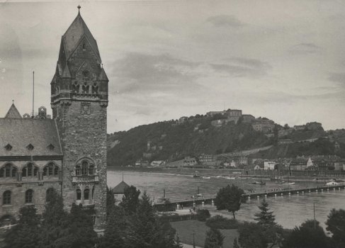 06 Regierungsgebäude mit Schiffbrücke und Festung Ehrenbreitstein, 1930.jpg