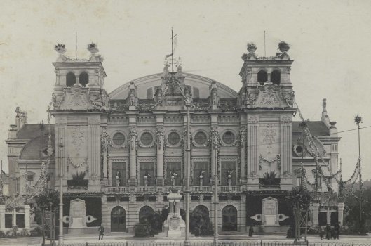 07 Städtische Festhalle im Schmuck anlässlich des Besuchs Kaiser Wilhelms II. am 10. September 1905.jpg
