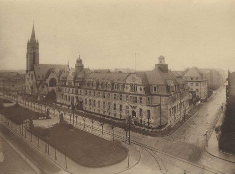 08 Königliche Polizeidirektion und Landratsamt des Kreises Koblenz-Land, links Christuskirche, um 1914.jpg