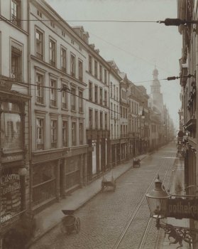 10 Löhrstraße mit der 1910 abgerissenen Barbarakirche, um 1905.jpg