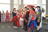Julia Löffler überreicht Prinz und Confluentia ihre Bibliotheksausweise Julia Löffler überreicht Prinz und Confluentia ihre Bibliotheksausweise