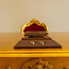 Blick auf den goldenen Trautisch im Augusta-Saal des kurfürstlichen Schlosses. Auf dem Tisch ist ein Ringtablet sowie eine Ablage für den Füller zu sehen. 