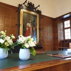 Blick auf den Trautisch im historischen Rathaussaal. Im Hintergrund das Gemälde des Koblenzer Kurfürsten