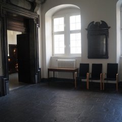 Blick ins Foyer vor dem historischen Rathaussaal im Koblenzer Rathaus. Zu sehen sind unterem Sitzgelegenheiten für wartende Gäste der Brautpaare. 