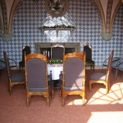 Die Sommerhalle auf Schloss Stolzenfels. Zu sehen sind der Trautisch sowie die Sitzmöglichkeiten für das Brautpaar, die Trauzeugen und den Standesbeamten