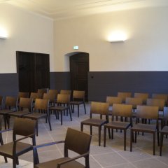 neues Trauzimmer der Stadt Koblenz mit Blick auf die Stuhlreihen der Gäste des Brautpaares