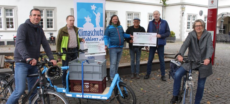 Scheckübergabe an die Lebensmittelretter Rhein-Mosel e.V. Vertreter des Klimaschutzvereins und des Vereins Stadtteilmagazin Goldgrube über reichen symbolisch die Spendenschecks an die Vertreter des Vereins Lebensmittelretter Rhein-Mosel