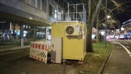 Messstation Hohenfelder Straße Container mit den Messeinrichtungen der Luftmessstation am Standort Hohenfelder Straße gegenüber dem Löhrcenter.