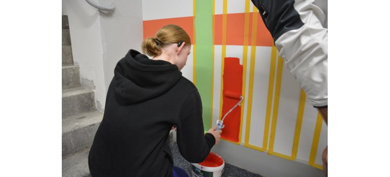 Pauline Real beim Streichen der Wände in der Malerwerkstatt. Pauline Real beim Streichen der Wände in der Malerwerkstatt.