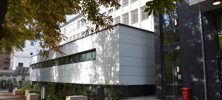 Außenansicht des fertiggestellten Umkleidetrakts an der Sporthalle des Hilda-Gymnasiums. Außenansicht des fertiggestellten Umkleidetrakts an der Sporthalle des Hilda-Gymnasiums.