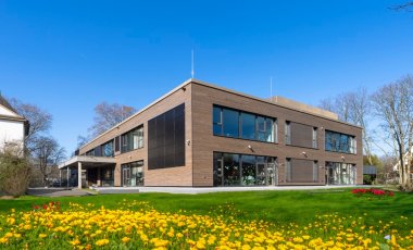 Fassade des Neubaus der Freiherr-vom-Stein Grundschule 