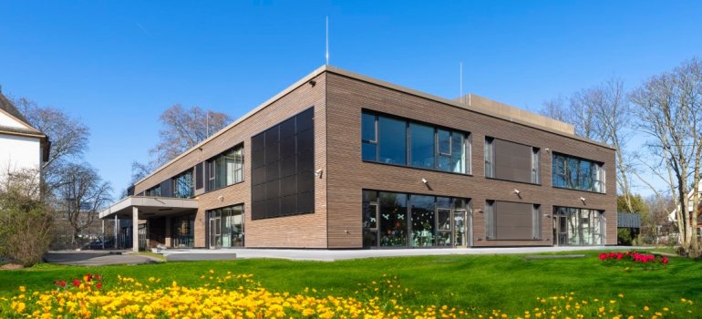Fassade des Neubaus der Freiherr-vom-Stein Grundschule