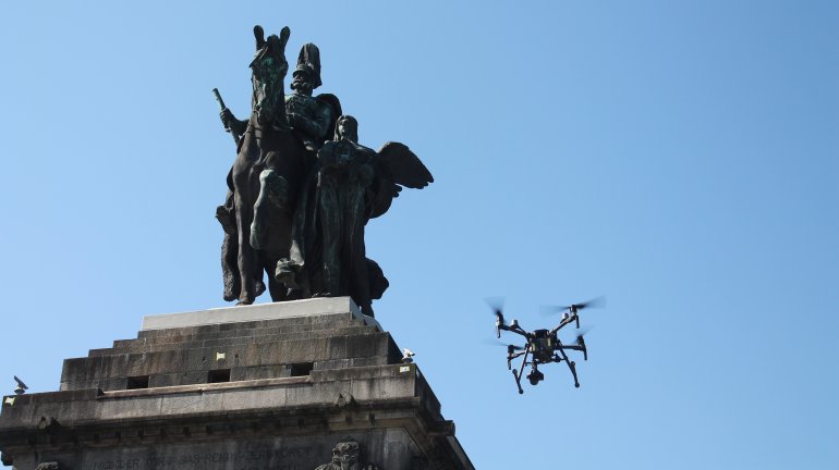 Das Kaiser-Wilhelm-Denkmal wird vermessen. Das Kaiser-Wilhelm-Denkmal wird vermessen.