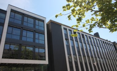 Der Neubau und das renovierte S1-Gebäude