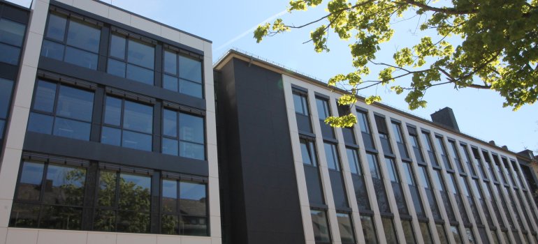 Der Neubau und das renovierte S1-Gebäude Der Neubau und das renovierte S1-Gebäude