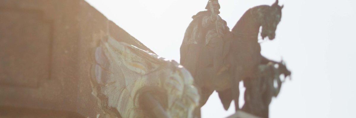 Löwenstatue mit Reiterstandbild am Deutschen Eck im Hintergrund