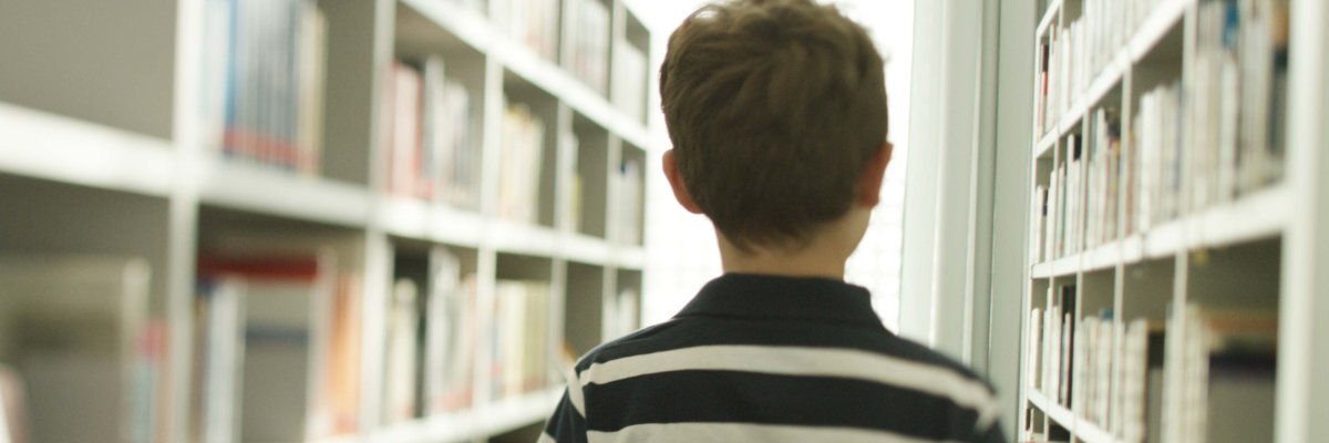 Junge in der Bibliothek Stattstrand_Girls.jpg