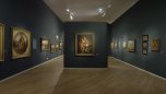Blick in Austellungsräume des Mittelrhein-Museums - zu sehen sind große, goldgerahmte Gemälde.