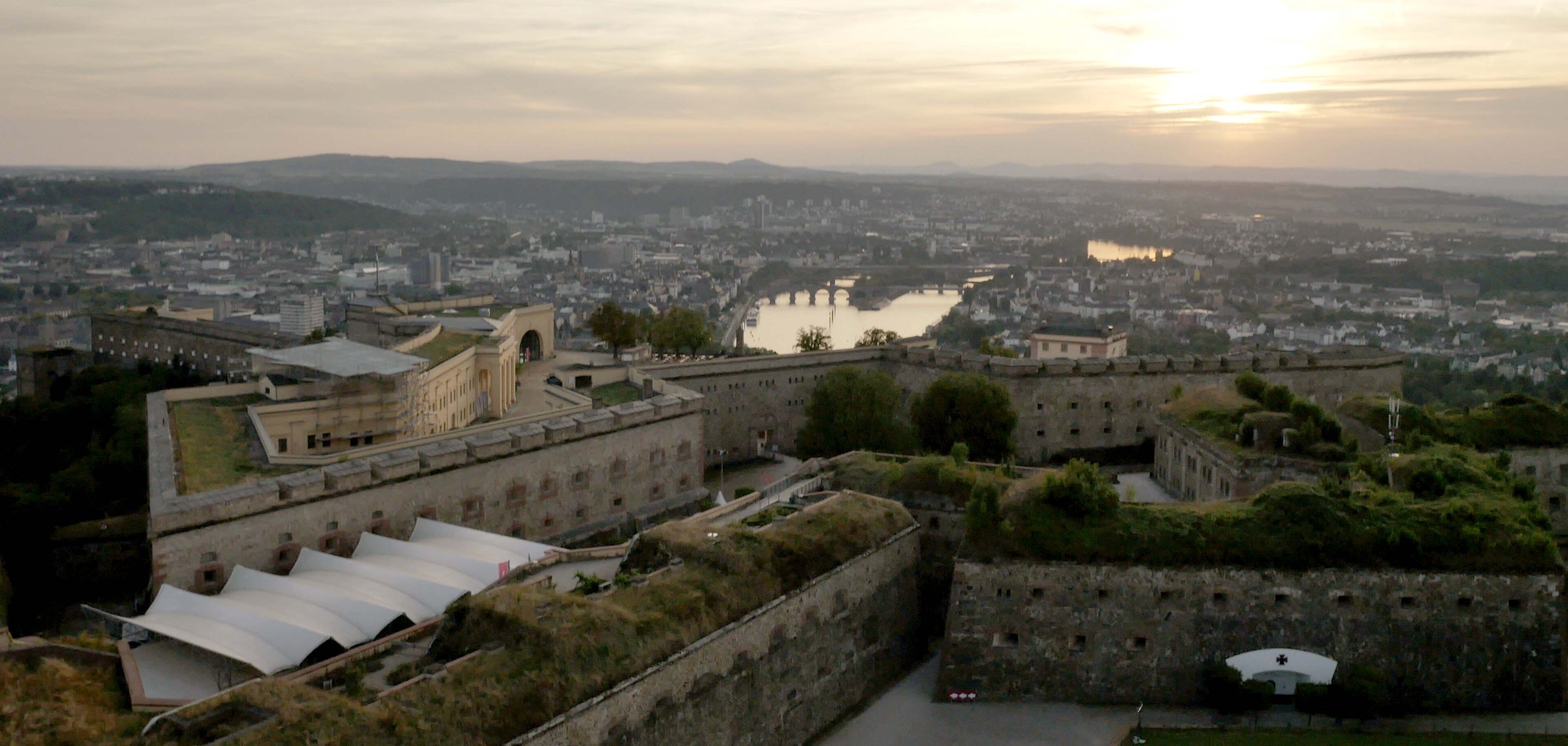 Drohnenaufnahme - Blick im Abendlicht über Festung Ehrenbreitstein auf Mosel und Stadtgebiet