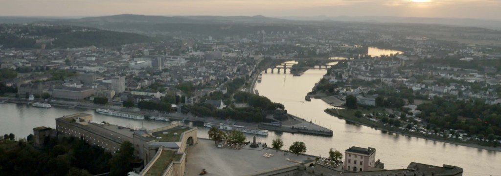 Drohnenaufnahme - Blick über die Festung Ehrenbreitstein im Abendlicht auf Rhein, Mosel und Stadt Koblenz