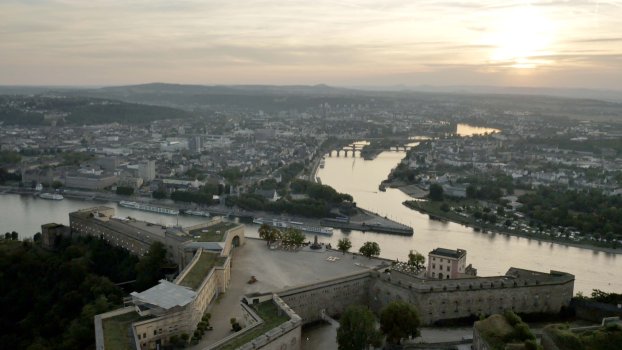 Drohnenaufnahme - Blick über die Festung Ehrenbreitstein im Abendlicht auf Rhein, Mosel und Stadt Koblenz