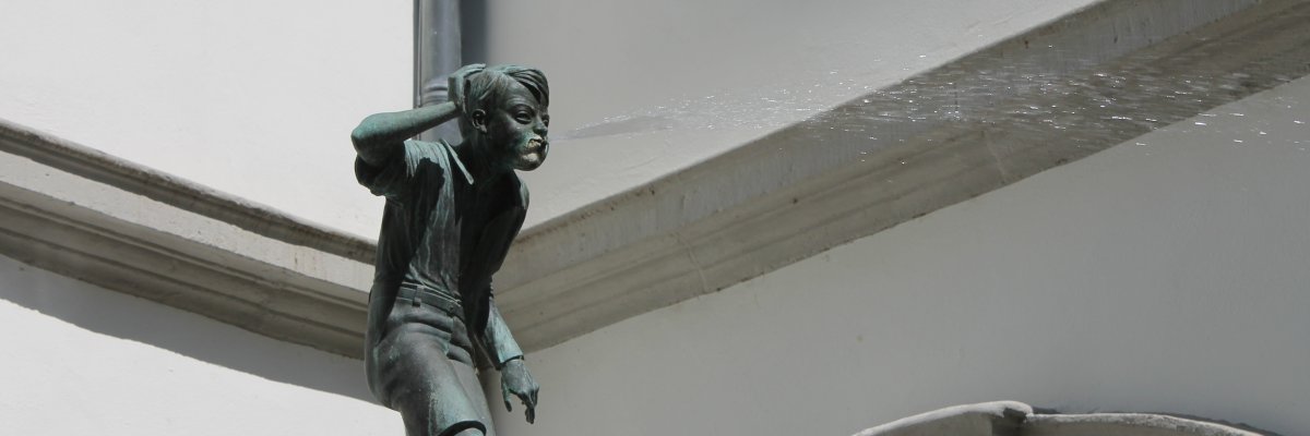 Schängelbrunnen am Willi-Hörter-Platz Logo Koblenz verbindet.
