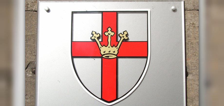 Schild mit Wappen der Stadt Koblenz - an Wand angebrachtes Schild mit dem Koblenzer Stadtwappen - goldene Krone über einem roten Kreuz auf silbernem Grund - und Schriftzug "Stadt Koblenz"