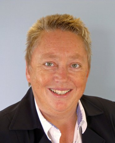 Ulrike Mohrs - Portrait, blauer Blazer, weiße Bluse