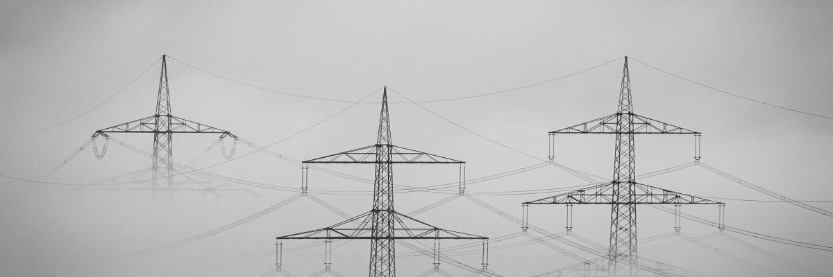 Strommasten im Nebel