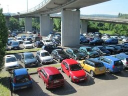 Bild mit parkenden Fahrzeugen unter der Hochstraße im Bereich Oberwerth