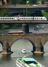 Foto von Koblenzer Moselbrücken mit verschieden Fahrzeugen: Auto, Bus und Hubschrauber