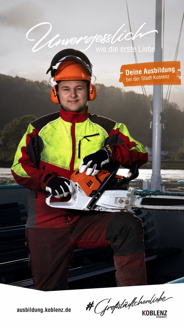 Schriftzug "Unvergesslich - wie die erste Liebe" - Deine Ausbildung bei der Stadt Koblenz - zu sehen: junger Mann
