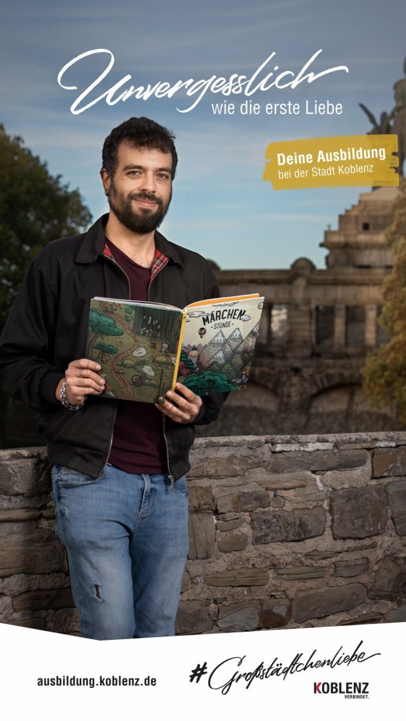 Schriftzug "Unvergesslich - wie die erste Liebe" - Deine Ausbildung bei der Stadt Koblenz - zu sehen: junger Mann