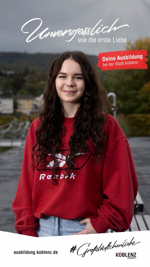Schriftzug "Unvergesslich - wie die erste Liebe" - Deine Ausbildung bei der Stadt Koblenz - zu sehen: junge Frau