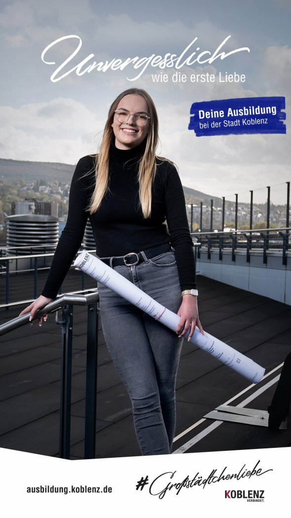 Schriftzug "Unvergesslich - wie die erste Liebe" - Deine Ausbildung bei der Stadt Koblenz - zu sehen: junge Frau