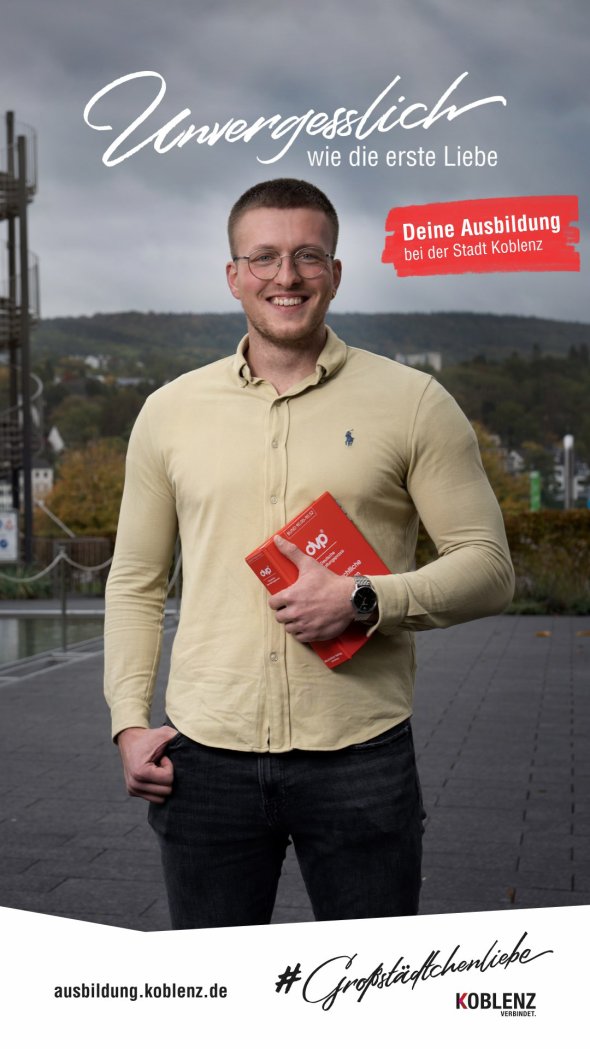 Schriftzug "Unvergesslich - wie die erste Liebe" - Deine Ausbildung bei der Stadt Koblenz - zu sehen: junger Mann