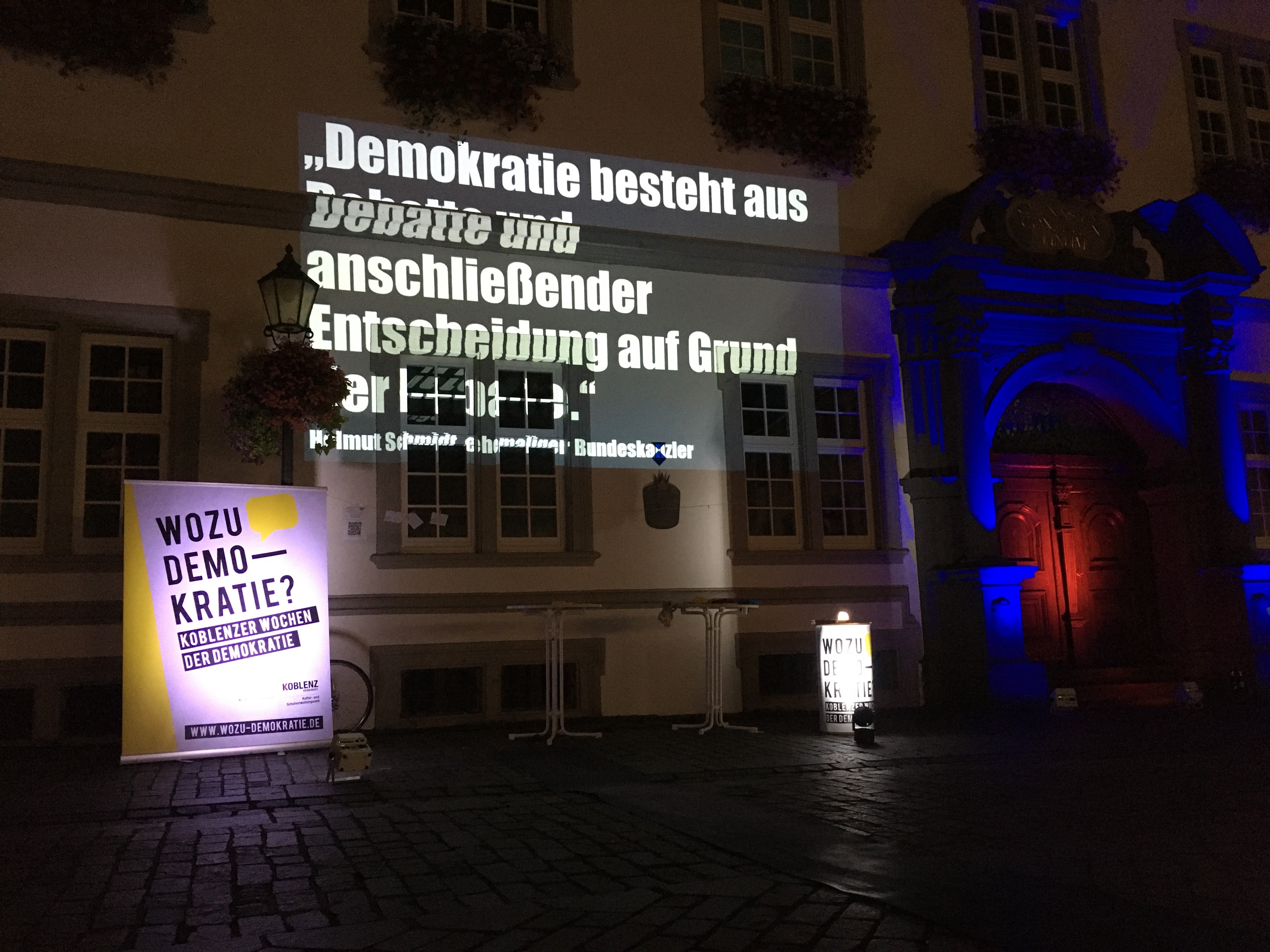 Zitate zu Demokratie als Lichtinstallation am Rathaus Zitate zu Demokratie als Lichtinstallation am Rathaus