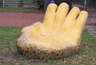 Ort des Kinderrechts 2019 an der Goethe-Realschule plus Skulptur einer Hand