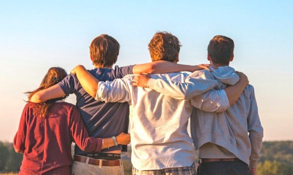 Jugendliche Kicker-Tisch