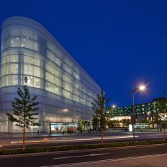 Das beleuchtete Forum Confluentes auf dem Koblenzer Zentralplatz bei Nacht