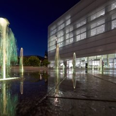 Das beleuchtete Forum Confluentes auf dem Koblenzer Zentralplatz bei Nacht